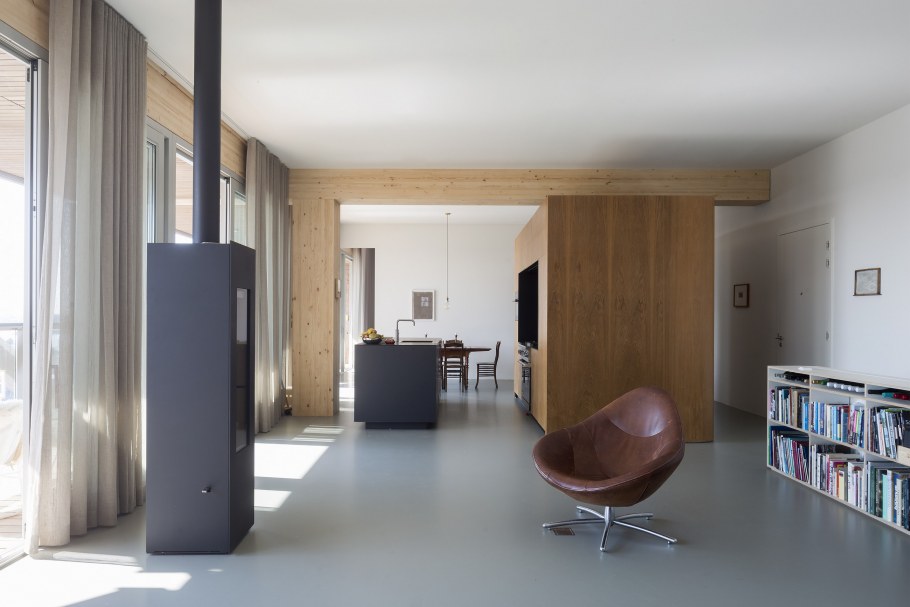 Шкаф в туалете для закрытия труб