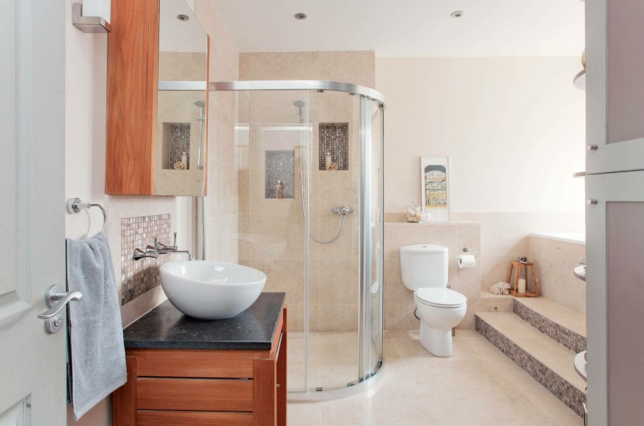 Труба вдоль стены в ванной