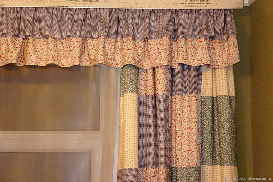 Занавеска из кусочков ткани