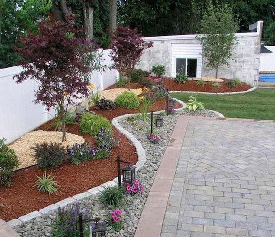 Гравийные дорожки около клумбы в саду