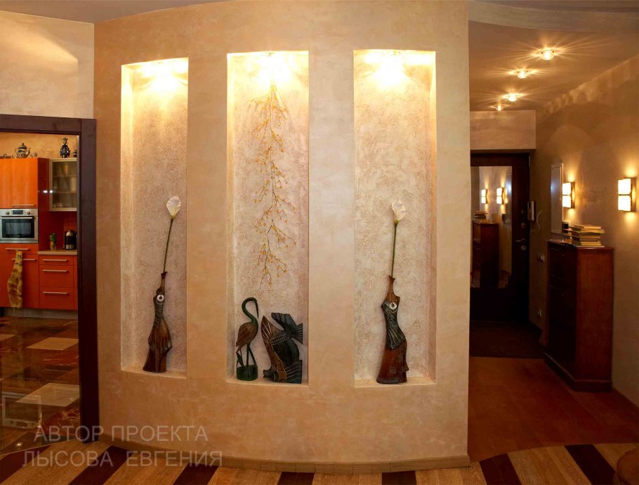 Встроенные полки в стене