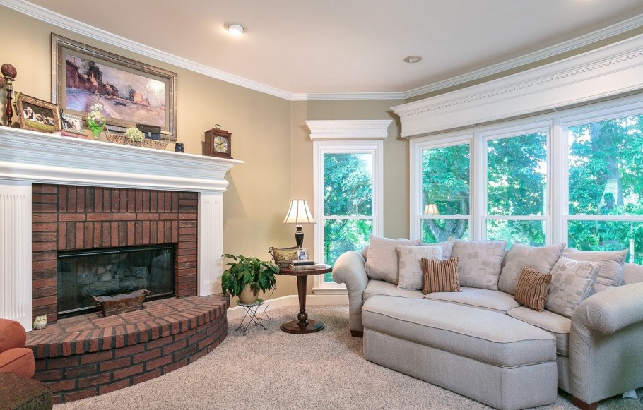 Гостиная с камином у окна