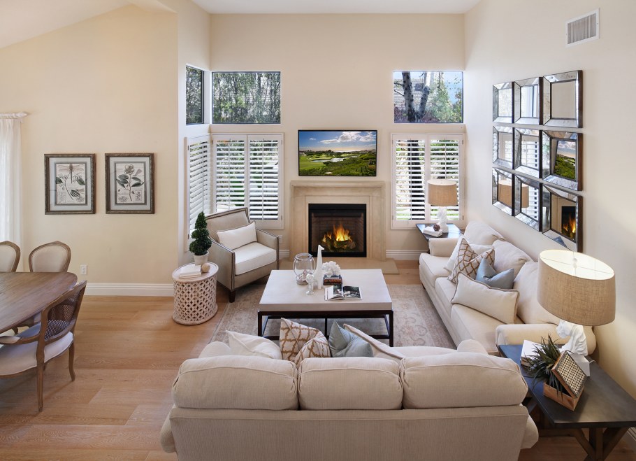 Гостиная с двумя диванами и камином