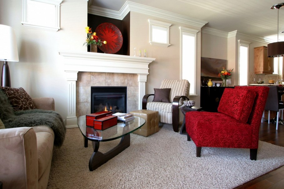 Красное кресло в интерьере