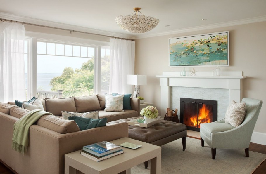 Светлый диван в интерьере гостиной