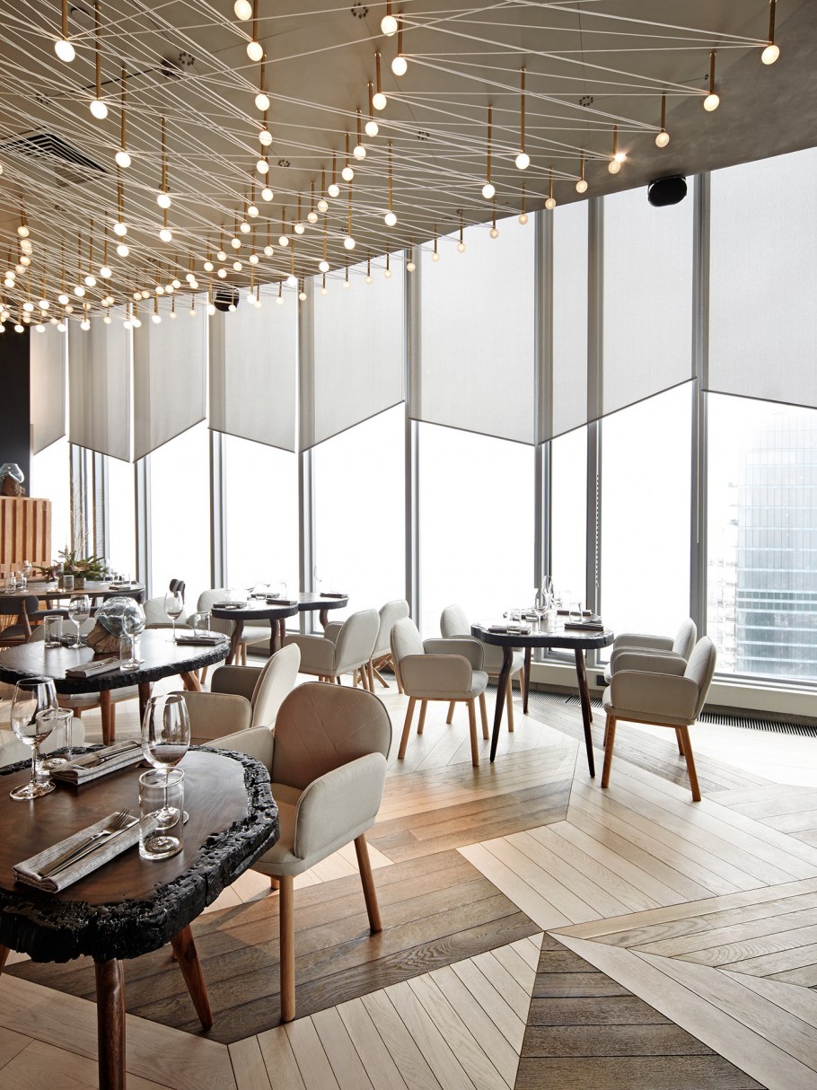 Интерьер ресторана с панорамными окнами