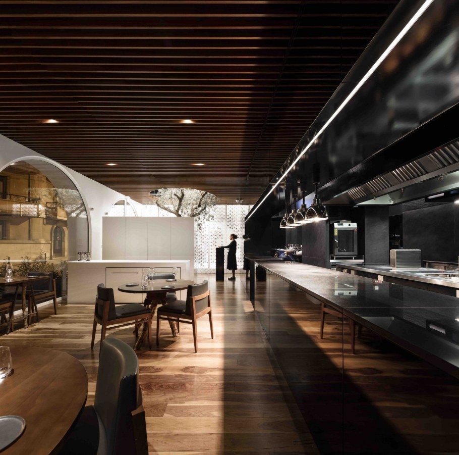 Потолок в ресторане