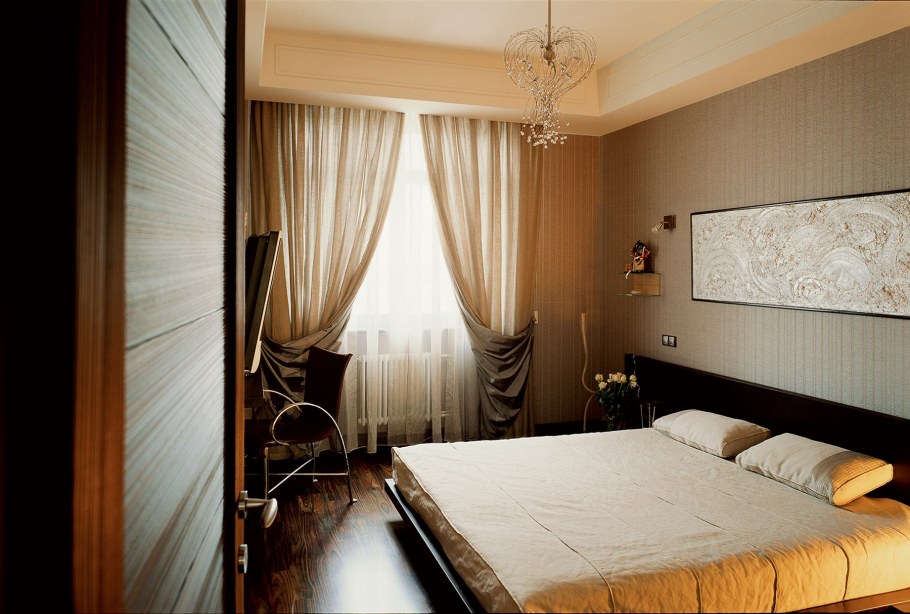 Декор стены в спальне напротив кровати