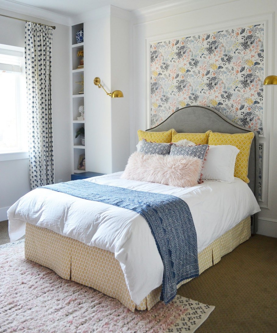 Стена спальни у изголовья кровати