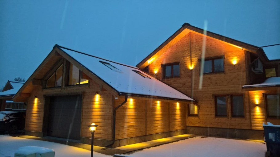 Маленький домик с камином