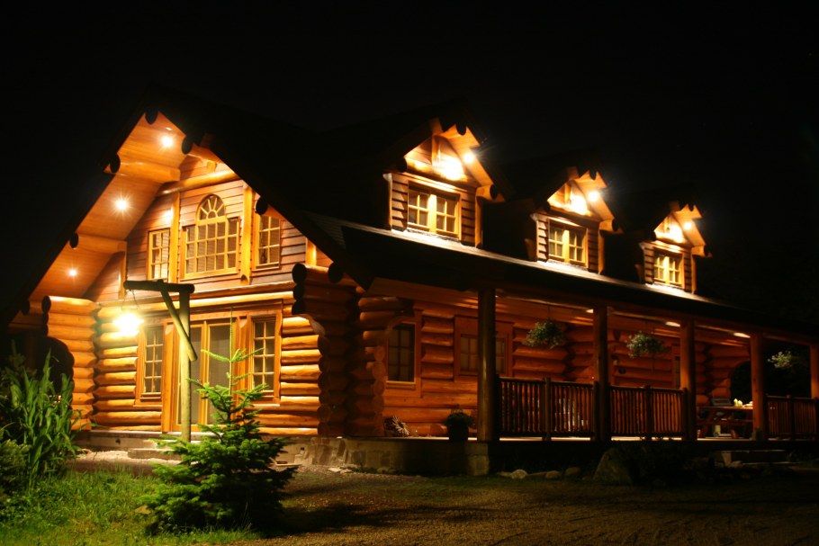 Подсветка деревянных домов