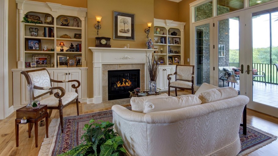 Камин в интерьере гостиной