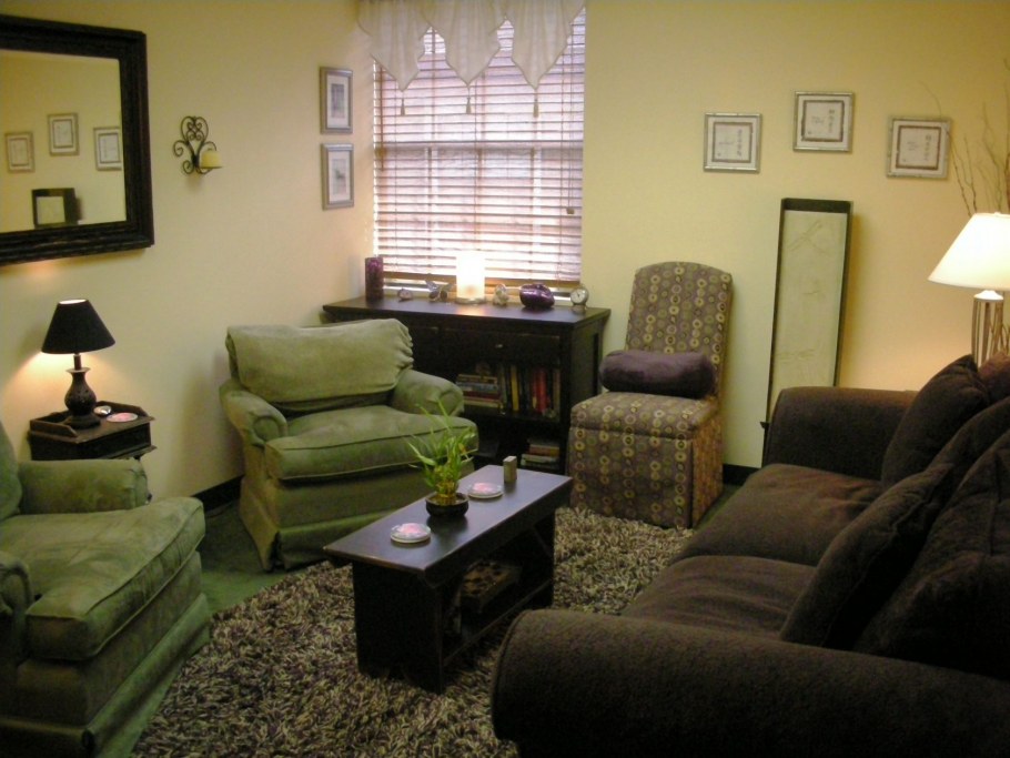 Комната кабинет психолога с диваном