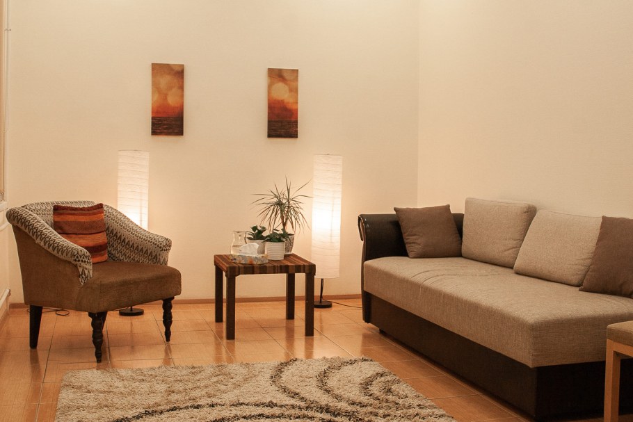 Кабинет психолога в бело красно бежевом цвете