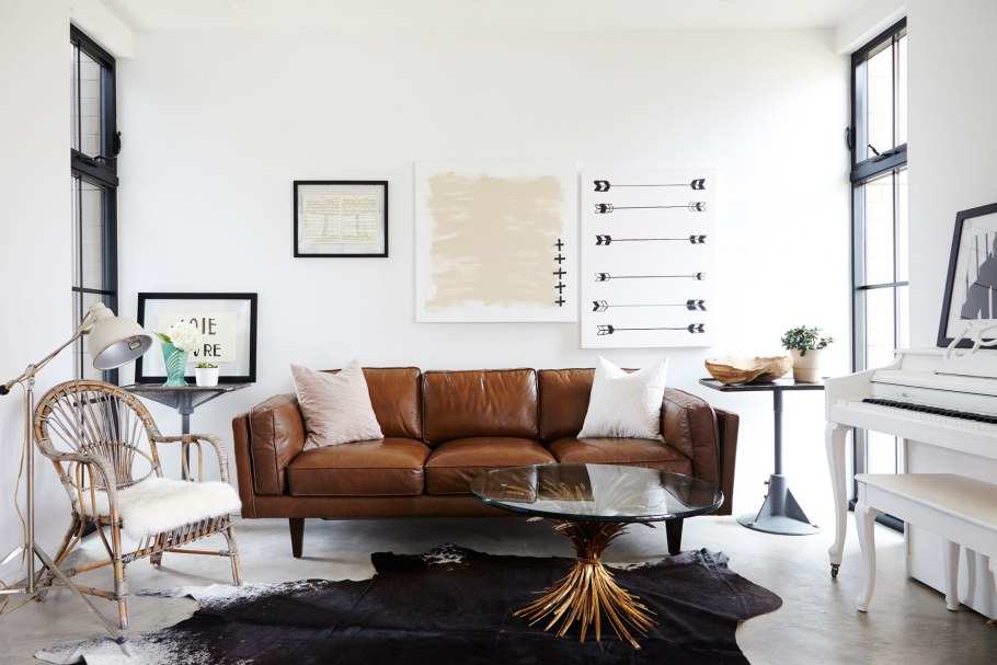 Белые стены коричневая мебель интерьер