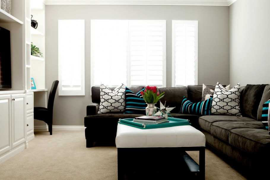 Коричневый диван в белой гостиной