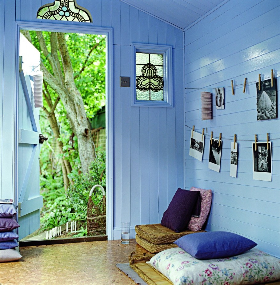 Интерьер спальни на даче из вагонки