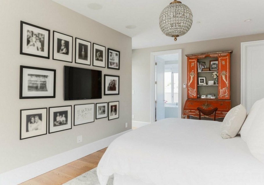 Интерьер спальни с телевизором на стене