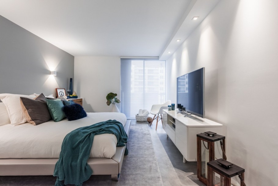 Идеи расстановки мебели в спальне с телевизором