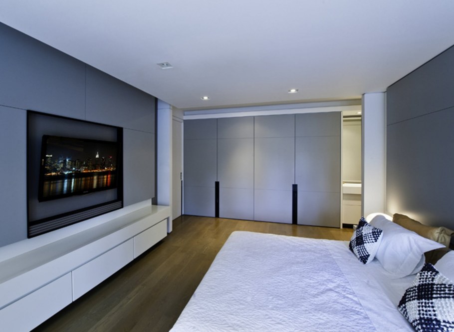 Телевизор на стене