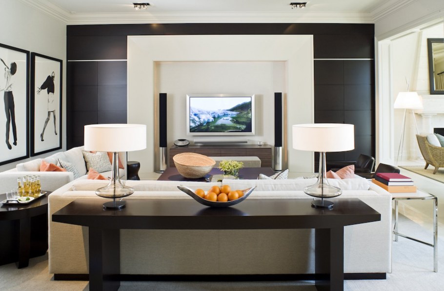 Телевизор в центре гостиной