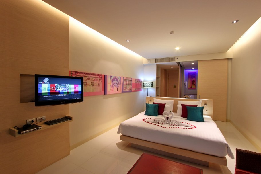 Телевизор на стене в спальне