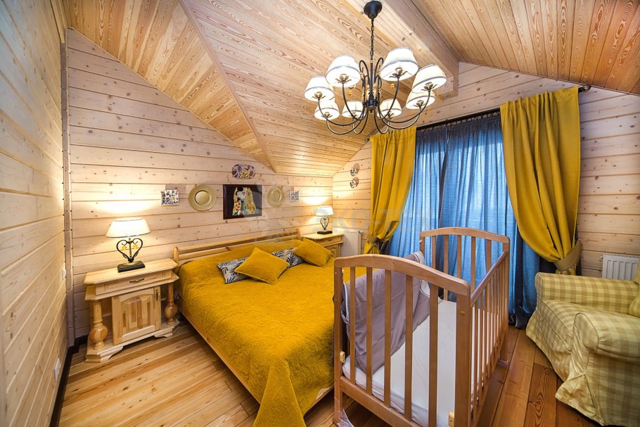 Желтая спальня в деревянном доме
