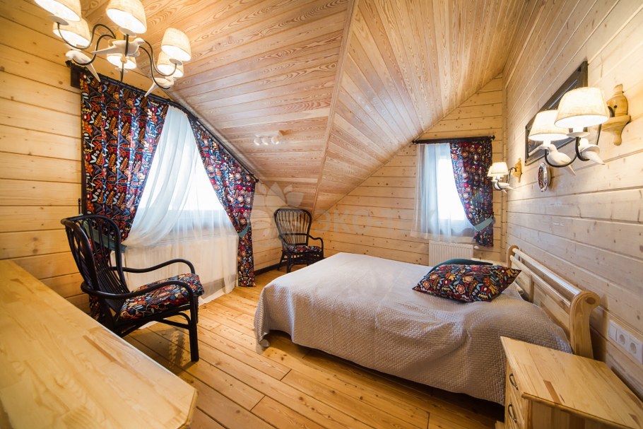 Обстановка деревянного дома внутри с мансардой