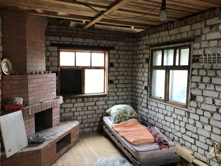 Кирпичный домик на даче