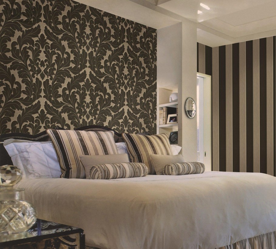 Спальня с комбинированными обоями