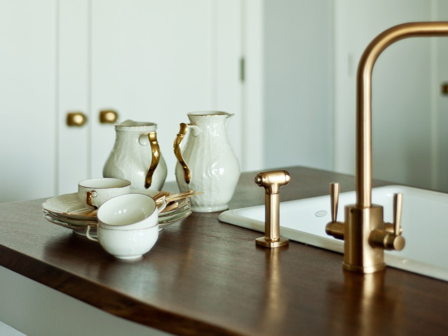 Латунь в интерьере кухни