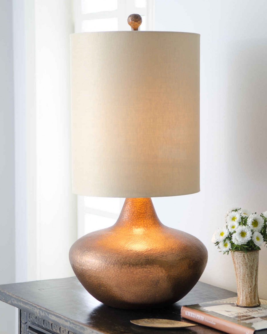 Настольная лампа медного цвета