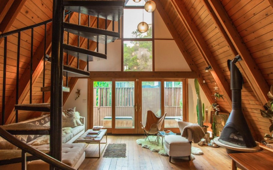 Треугольный дом внутри