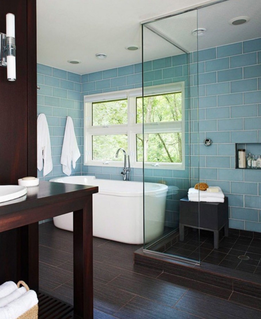 Ванная в сине-коричневом цвете