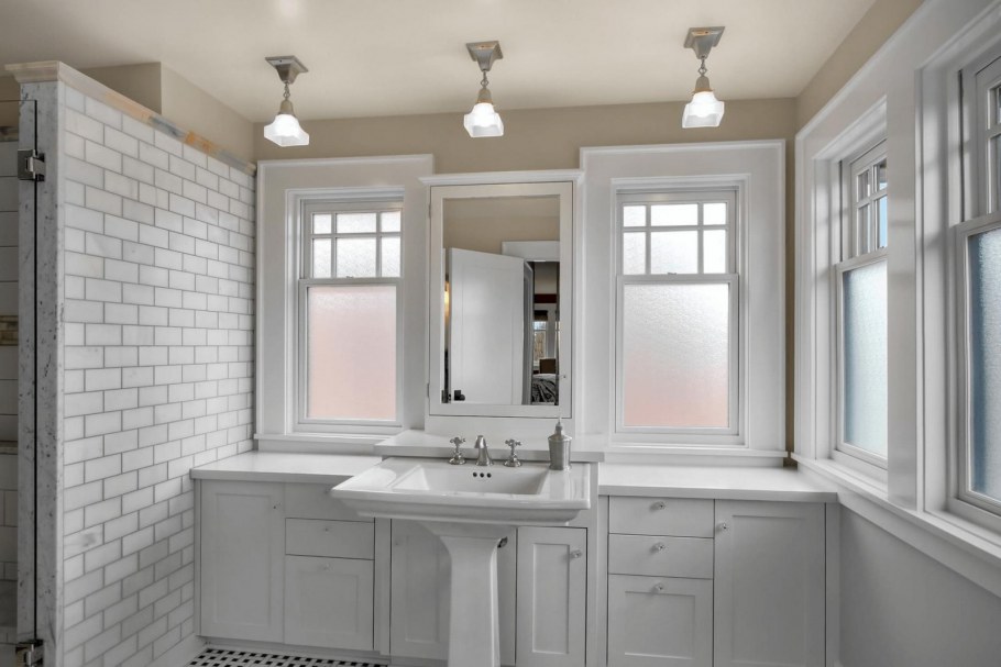 Раковина у окна в ванной