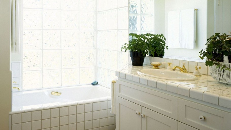 Зеркал в ванную под окном