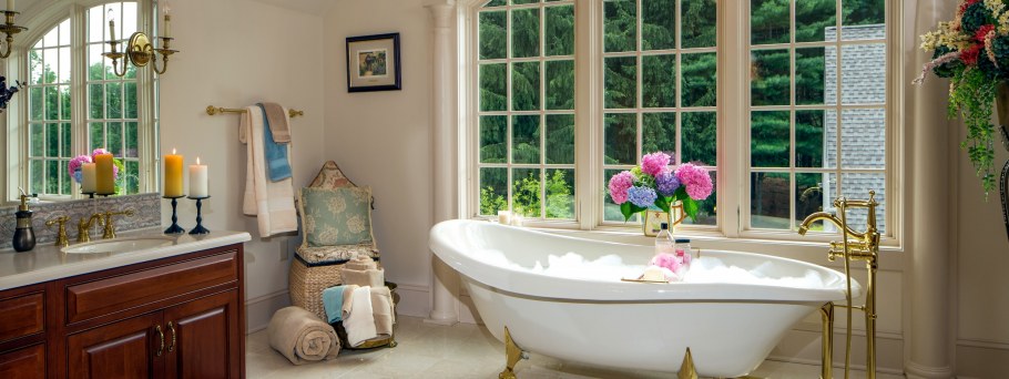 Окно под потолком над раковиной в ванной