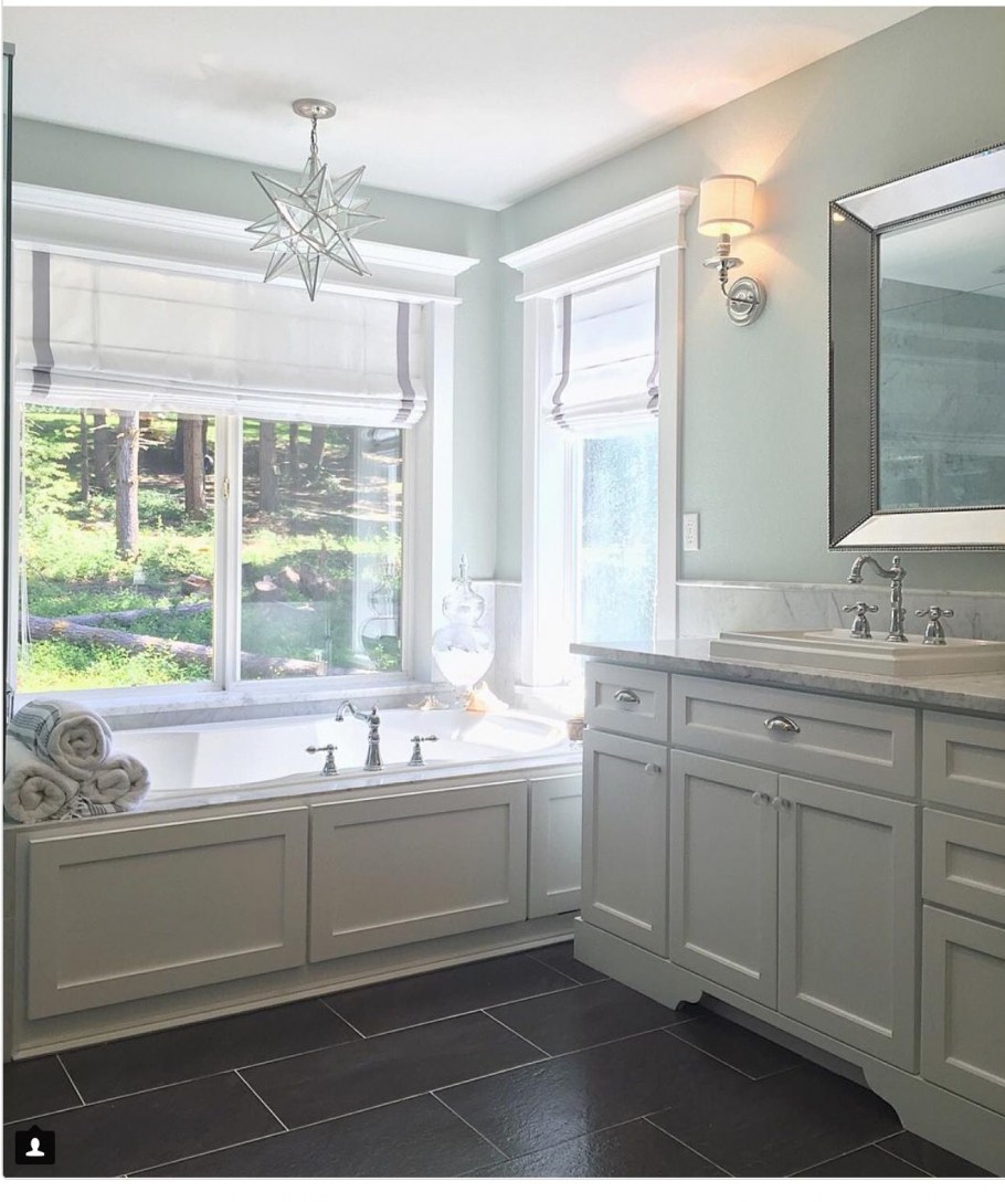 Ванная с раковиной у окна