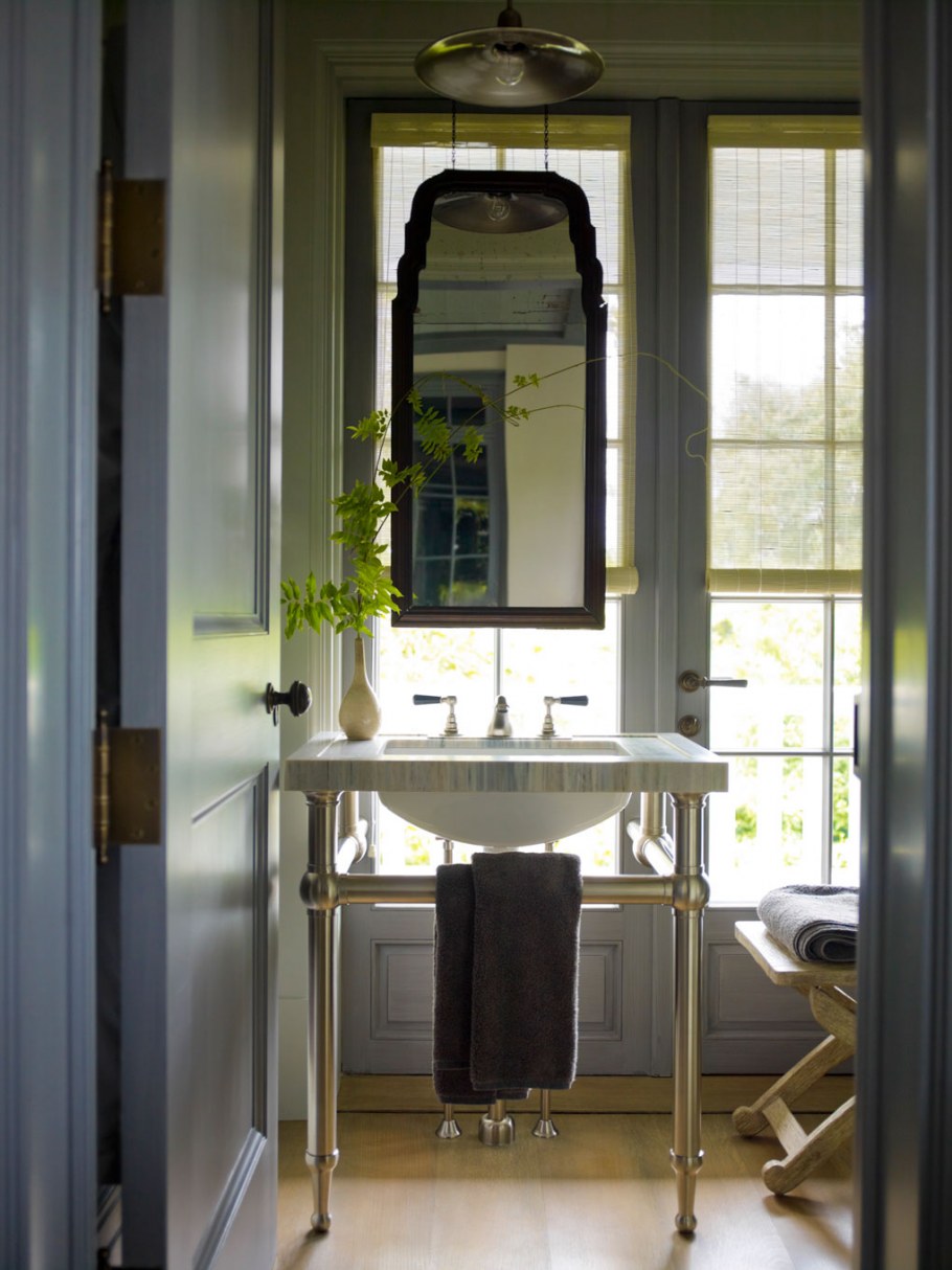 Зеркальное окно в ванной