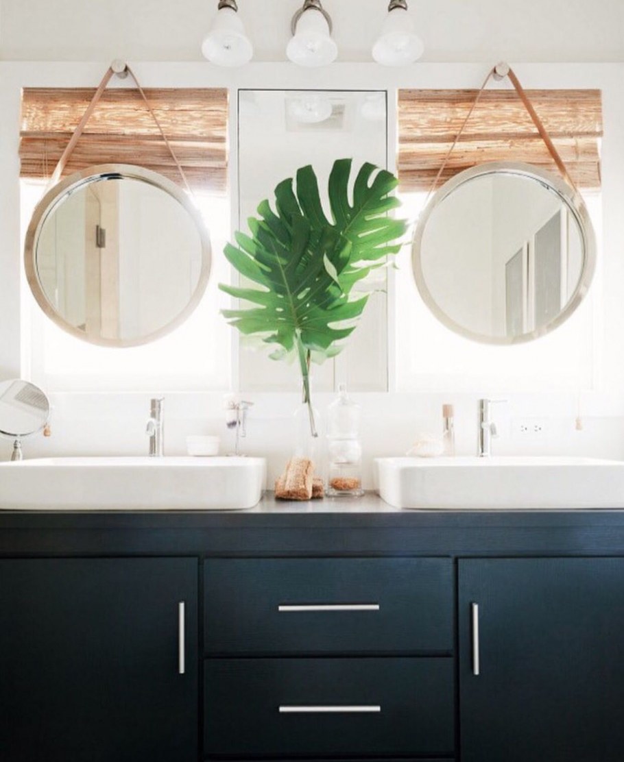 Раковина напротив окна в ванной