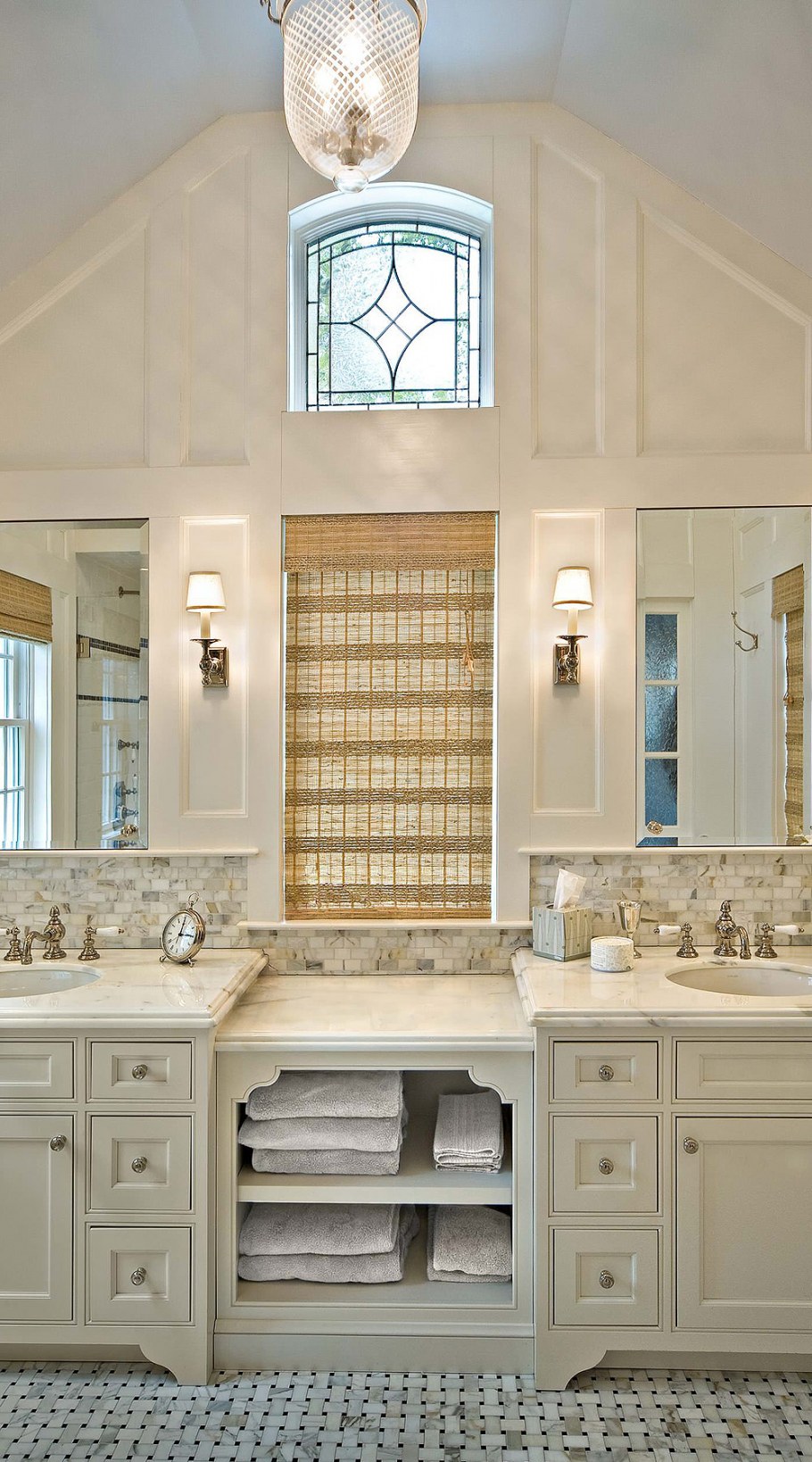 Ванная комната с окном плитка