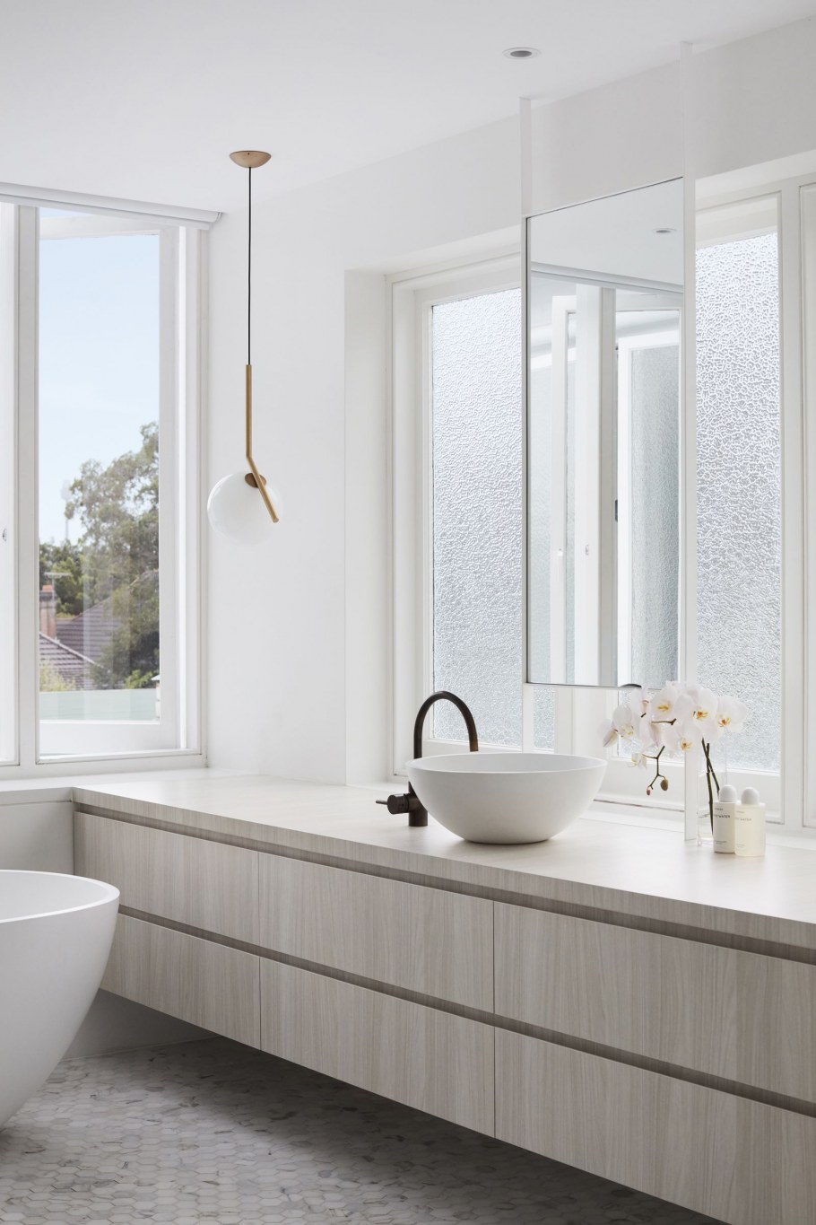 Узкое окно в ванной