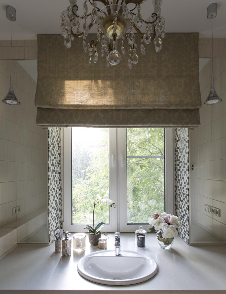 Умывальник под окном в ванной