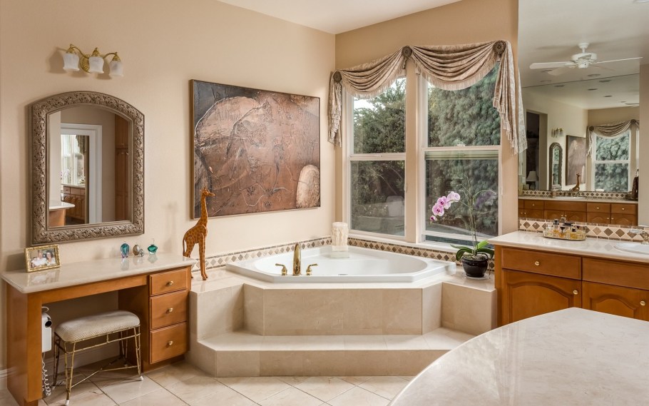 Классическая ванная с окном