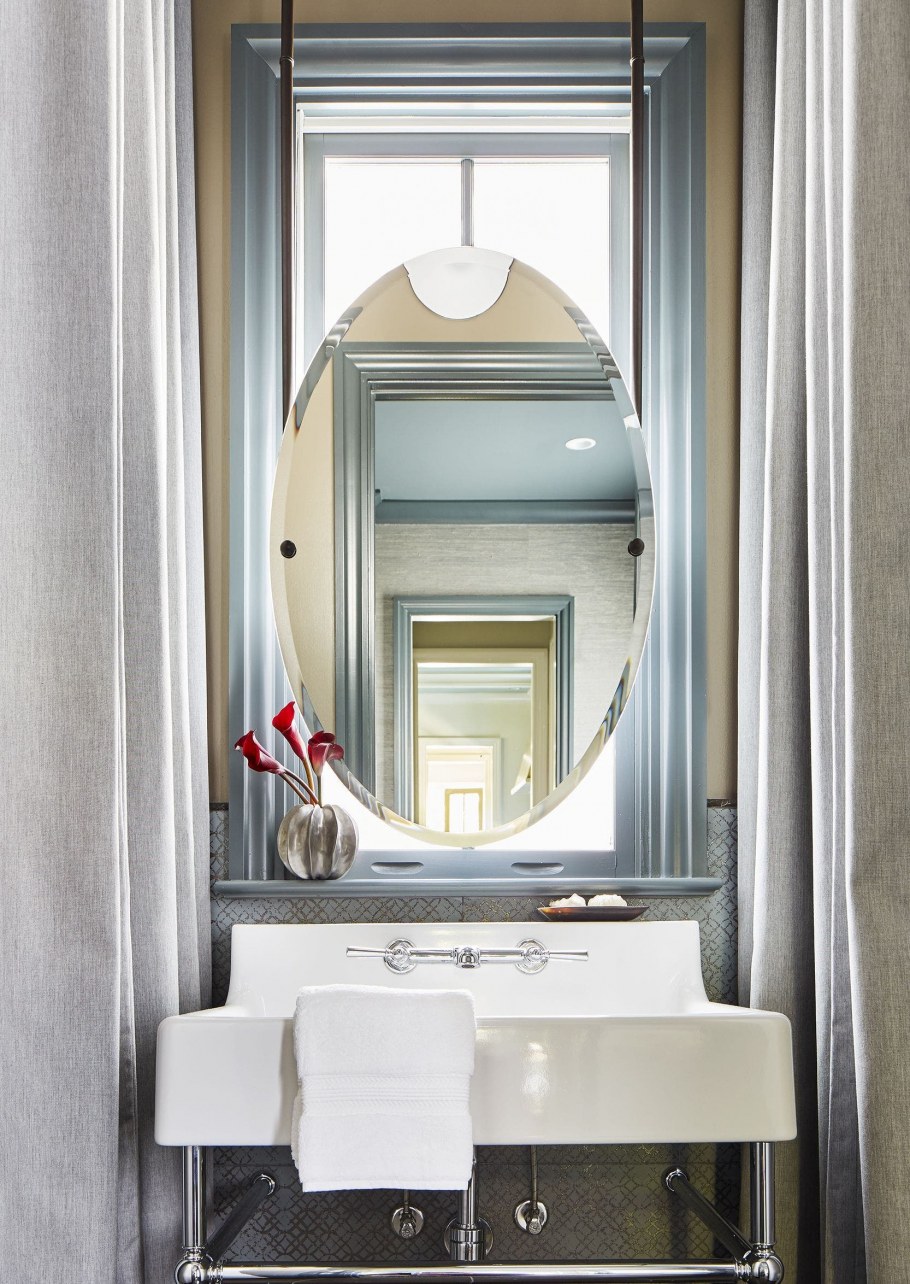 Раковина у окна в ванной