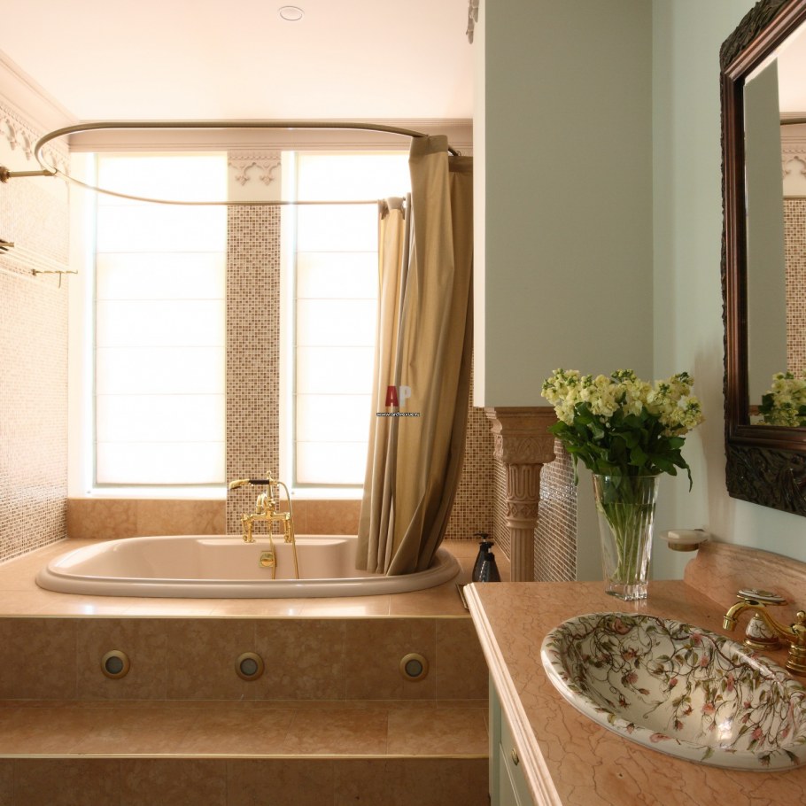 Астрокнная ванна у окна