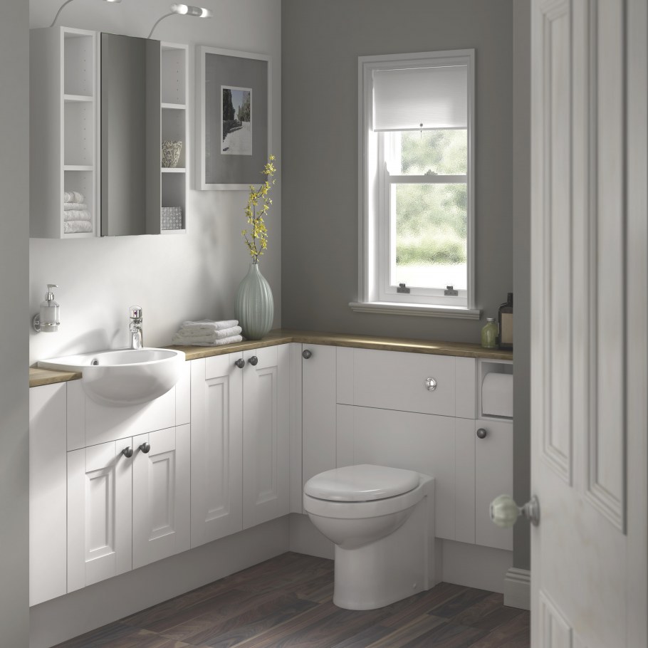 Туалетная комната с окном