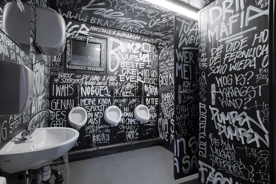 Граффити в интерьере черно белое