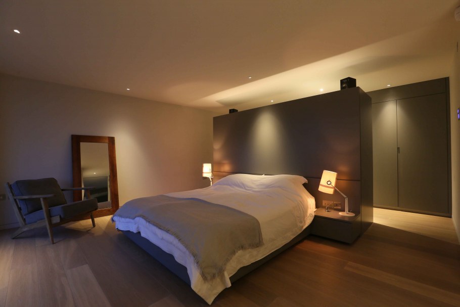 Приглушенный свет в спальне