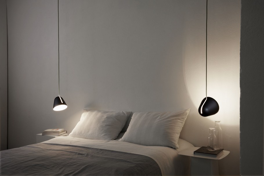 Лампа в темной комнате